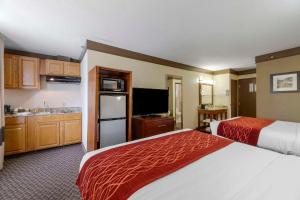 a hotel room with two beds and a kitchen at Comfort Inn Mount Vernon in Mount Vernon