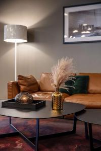 una sala de estar con un sofá y una mesa en Radisson Blu Scandinavia Hotel, Oslo, en Oslo