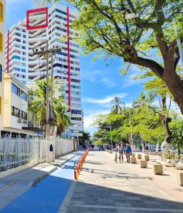 una calle en una ciudad con edificios altos en Apartamentos Santamaria del Mar - Bedviajes, en Santa Marta