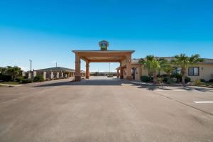 un bâtiment avec une porte au milieu d'une route dans l'établissement SureStay Hotel by Best Western Falfurrias, à Falfurrias