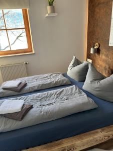- deux lits assis l'un à côté de l'autre dans une pièce dans l'établissement Gasthof Königstand, à Garmisch-Partenkirchen