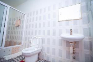 La salle de bains est pourvue de toilettes et d'un lavabo. dans l'établissement Hilton View Hotel, à Accra