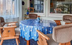 una mesa con un mantel azul con sillas en 1 Bedroom Gorgeous Home In Loissin, en Loissin