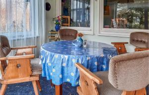 Χώρος καθιστικού στο 1 Bedroom Ocean Front Home In Loissin
