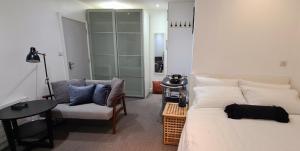 Kamar mandi di Cosy flat - with excellent transport links