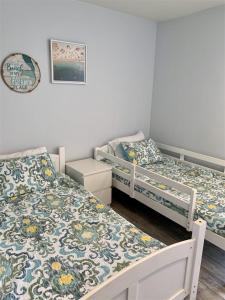 um quarto com duas camas e uma foto na parede em 125-fun In The Sun Penthouse em San Diego