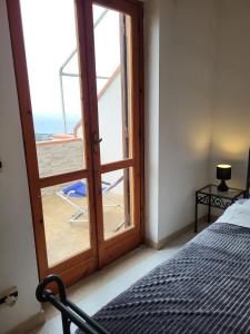 - une chambre avec une porte menant à un balcon dans l'établissement Villa am Meer mit fantastischen Panoramablick, 