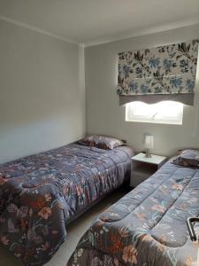Postel nebo postele na pokoji v ubytování Hermoso departamento nuevo en Pucon equipado con 3 dormitorios wifi y estacionamiento privado a 5 minutos del centro y lago