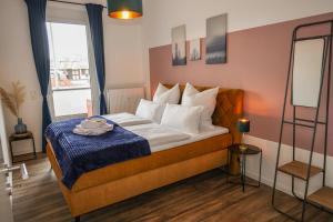 1 dormitorio con 1 cama con manta azul en Penthouse I 106 qm I 2 Balkone I Boxspring I Nespresso I Parkplatz, en Oberharmersbach