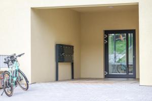 dos bicicletas estacionadas en un lado de un edificio en Penthouse I 106 qm I 2 Balkone I Boxspring I Nespresso I Parkplatz, en Oberharmersbach