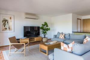 Μια τηλεόραση ή/και κέντρο ψυχαγωγίας στο The Waterfront 4 bedroom river front home and pool