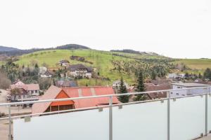 vistas a una ciudad con casas y una colina en Penthouse I 106 qm I 2 Balkone I Boxspring I Nespresso I Parkplatz, en Oberharmersbach
