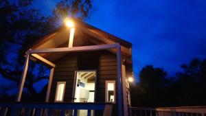 uma casa com uma luz no telhado à noite em Tiny House Garden - Aparados da Serra - SC em Praia Grande