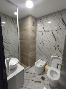 y baño con aseo, bidet y lavamanos. en ALMAR FONTANA en Comodoro Rivadavia