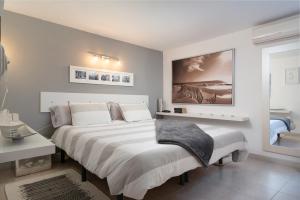 1 dormitorio con 1 cama grande y 1 mesa en Ca na Mariona in Pollença, en Pollensa