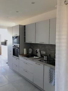 Una cocina o kitchenette en Superb apartment with sea view, 200m from beach