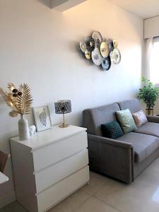 salon z kanapą i stołem w obiekcie Superb apartment with sea view, 200m from beach w mieście San-Martino-di-Lota