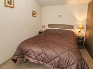 a bedroom with a large bed in a room at Broad Down in Birtsmorton