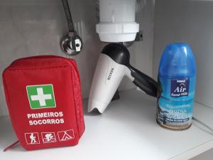 a immersion blender and a red container on a counter at Casa da Isabel - Centro da Nazaré in Nazaré