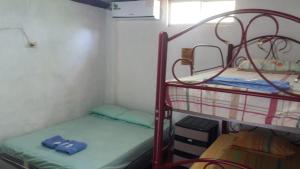 a small room with two bunk beds and a window at Hostal San Andrés de k-noa in Canoa