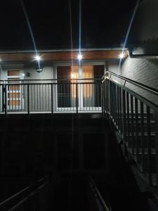 une maison avec des lumières sur le balcon la nuit dans l'établissement Ferienwohnung - Nachtigall, à Bad Hersfeld