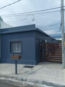 梅塞德斯的住宿－Lavalleja 71，蓝色的建筑,前面有标志