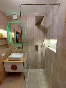 een badkamer met een douche en een wastafel bij Frequency 286 Tiranë in Tirana
