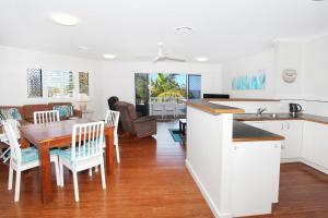una cucina e un soggiorno con tavolo e sedie di Unit 9 Coolum Blueseas a Coolum Beach