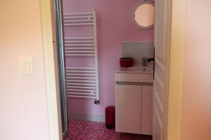 Saint-Pierre-en-PortにあるVilla Mathildeのピンクのバスルーム(シンク、鏡付)