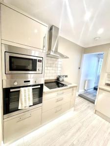 Kitchen o kitchenette sa Spacious Modern Victorian House in Rochester