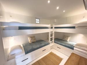Tempat tidur dalam kamar di Appartement Toucan - Grand standing pleine vue mer