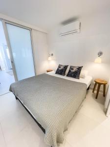 Tempat tidur dalam kamar di Appartement Toucan - Grand standing pleine vue mer