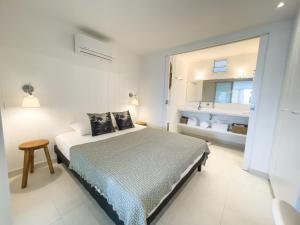 Tempat tidur dalam kamar di Appartement Toucan - Grand standing pleine vue mer