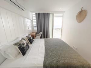 Tempat tidur dalam kamar di Appartement Toucan - Grand standing pleine vue mer