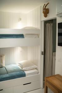 Tempat tidur dalam kamar di Appartement Toucan - Grand standing pleine vue mer