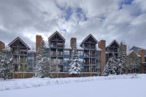 un grand immeuble avec de la neige au sol dans l'établissement River Mtn Lodge E309, à Breckenridge