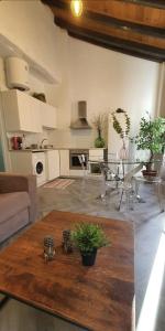 a living room with a table and a kitchen at EN EL CORAZON DE GRANADA in Granada