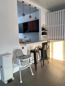 Η κουζίνα ή μικρή κουζίνα στο Madina Monochrome Homestay SYARIAH
