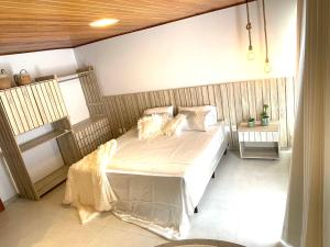 sypialnia z dużym łóżkiem w pokoju w obiekcie Chalé lindo para toda família nas montanhas !!! w mieście Domingos Martins