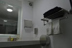 y baño con lavabo y espejo. en Hermoso departamento en exclusivo Condominio, en Arequipa