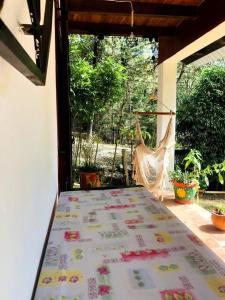 una mesa con una manta en un porche con una hamaca en Casa Lupita, en San Cristóbal de Las Casas