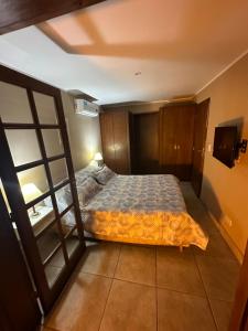 1 dormitorio con 1 cama con manta naranja en Departamento Mendoza Centro B en Salta