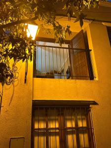 - Edificio con ventana y balcón en Departamento Mendoza Centro B en Salta