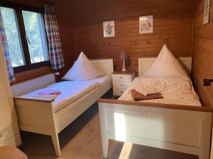 1 Schlafzimmer mit 2 Betten in einer Hütte in der Unterkunft Cozy holiday home on a horse farm in the Lüneburg Heath in Eschede