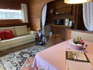 uma sala de estar com uma mesa e um sofá em Cozy holiday home on a horse farm in the Lüneburg Heath em Eschede
