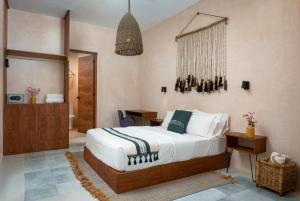 ein Schlafzimmer mit einem Bett und einem Schreibtisch in einem Zimmer in der Unterkunft Casa Rodina in Playa del Carmen + 33 Fotos