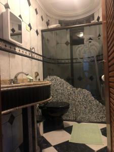een badkamer met een toilet en een wastafel bij Casa em Foz do Iguaçu in Foz do Iguaçu
