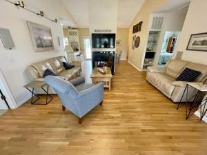 ein Wohnzimmer mit 2 Sofas und einem Kamin in der Unterkunft 324 Lakeside home in Myrtle Beach