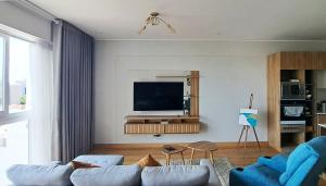 a living room with a couch and a flat screen tv at VK Loft - Apartamento en Miraflores in Lima