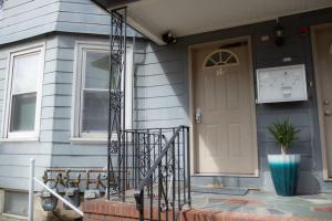 uma casa com uma porta branca e um alpendre em Cozy Getaway em Everett